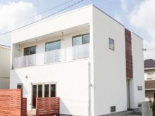 吹抜けに渡り廊下のある開放感いっぱいの家 愛知県江南市 名古屋市 一宮市で新築木造 Rcコンクリートのデザイン注文住宅 一戸建てを建てる地域密着の工務店 ホームアンドニコ 安井建設